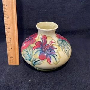 VTG William Moorcraft England yellow vase with hibiscus flowers